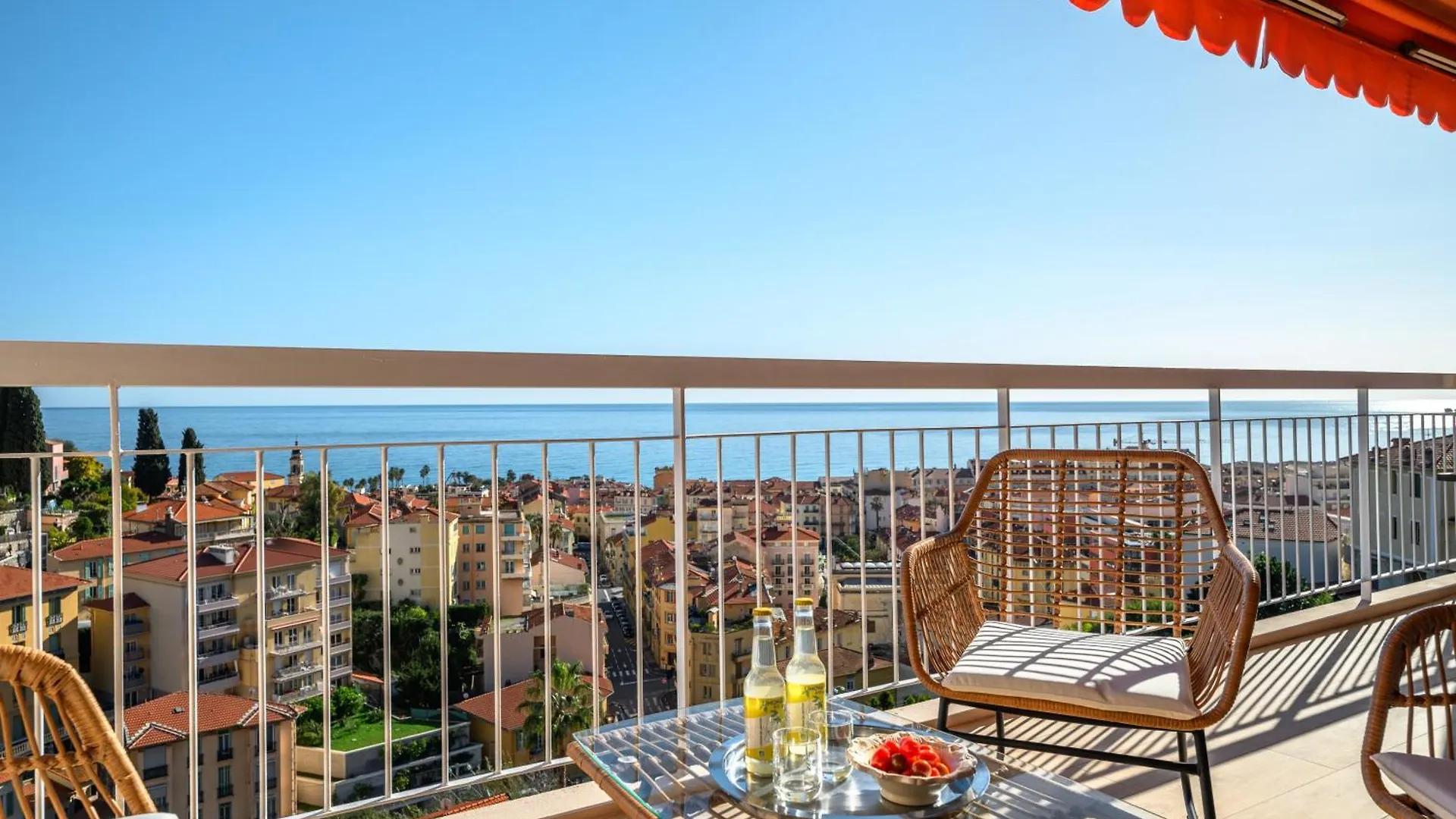 Les Orangers, Charmant Studio Avec Coin Nuit, Incroyable Vue Sur La Ville Et La Mer, Parking Menton Apartment