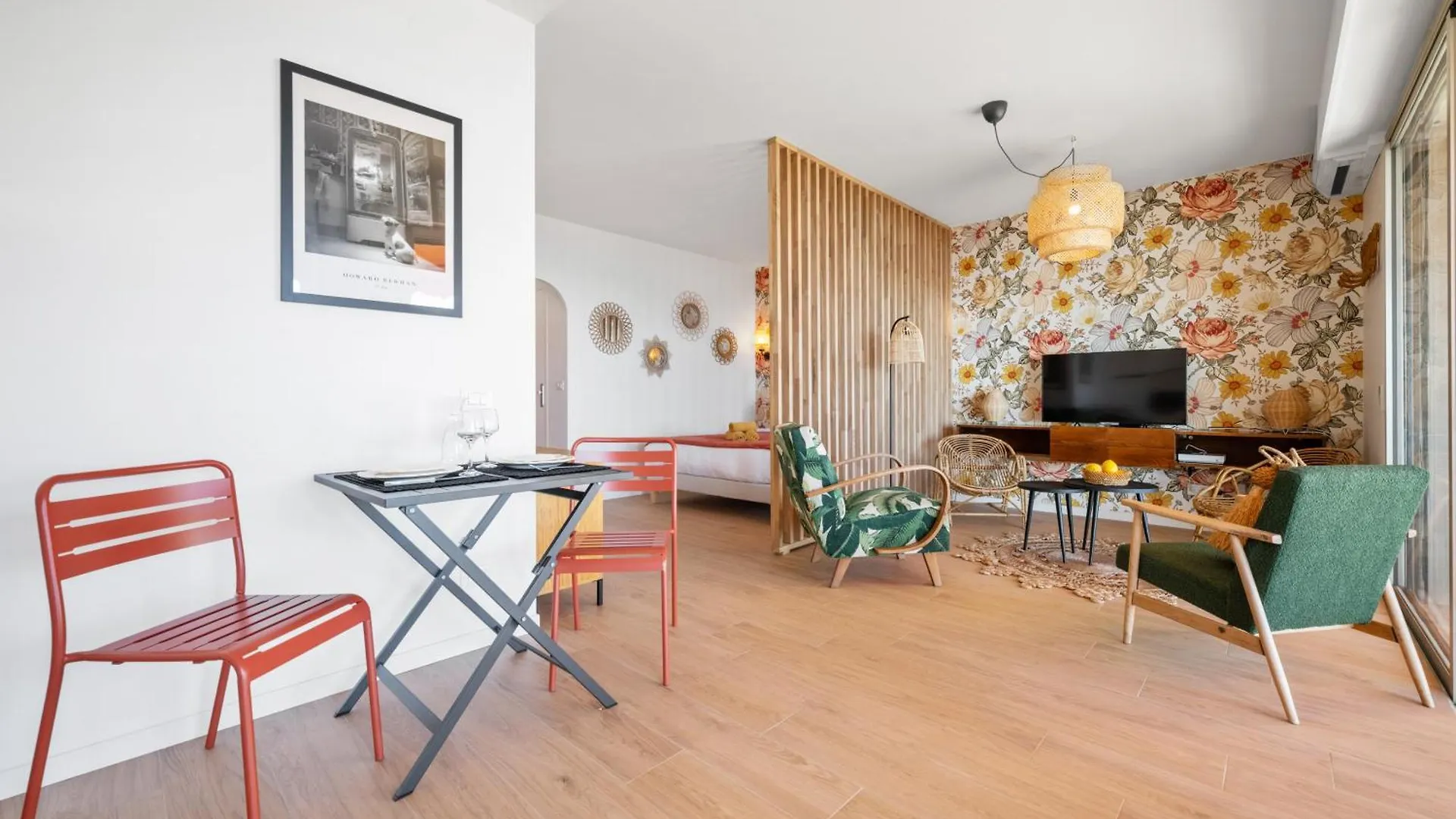 Les Orangers, Charmant Studio Avec Coin Nuit, Incroyable Vue Sur La Ville Et La Mer, Parking Menton