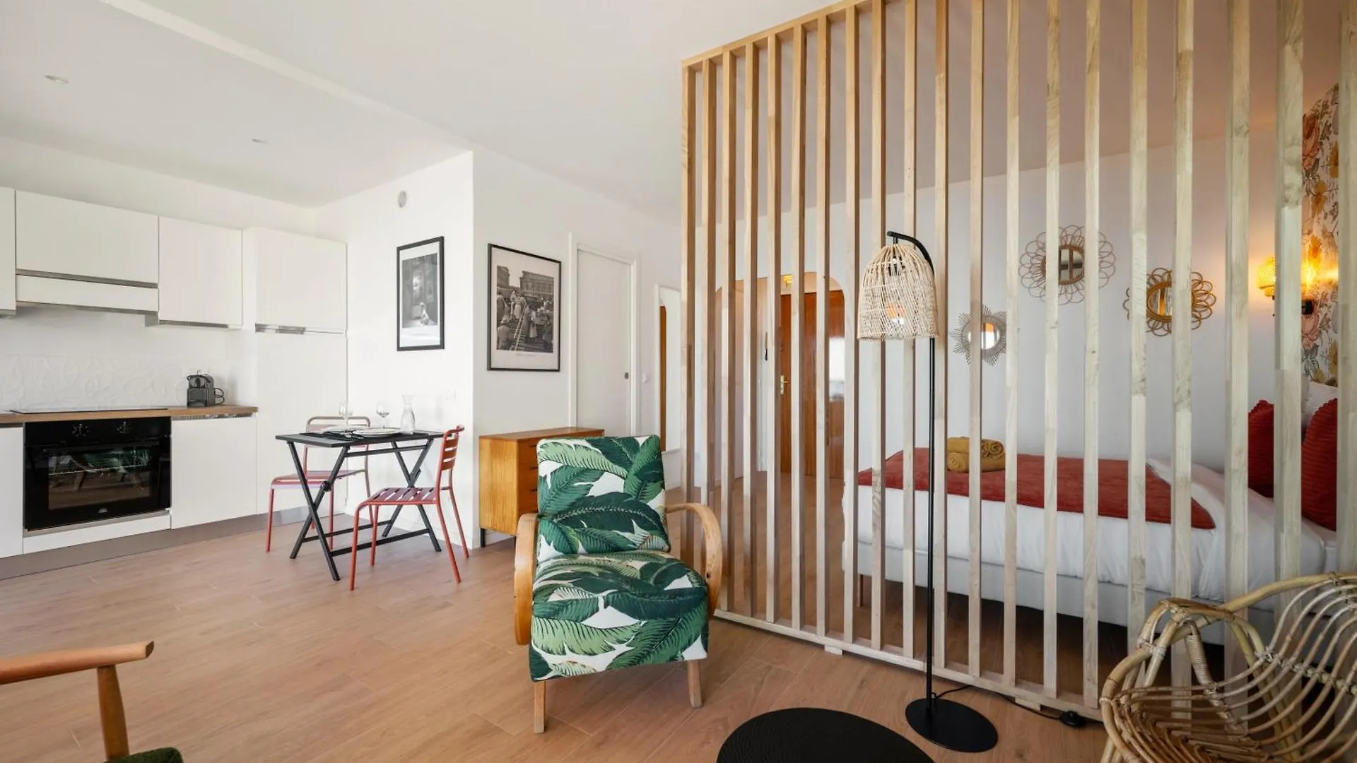 Les Orangers, Charmant Studio Avec Coin Nuit, Incroyable Vue Sur La Ville Et La Mer, Parking Menton Apartment