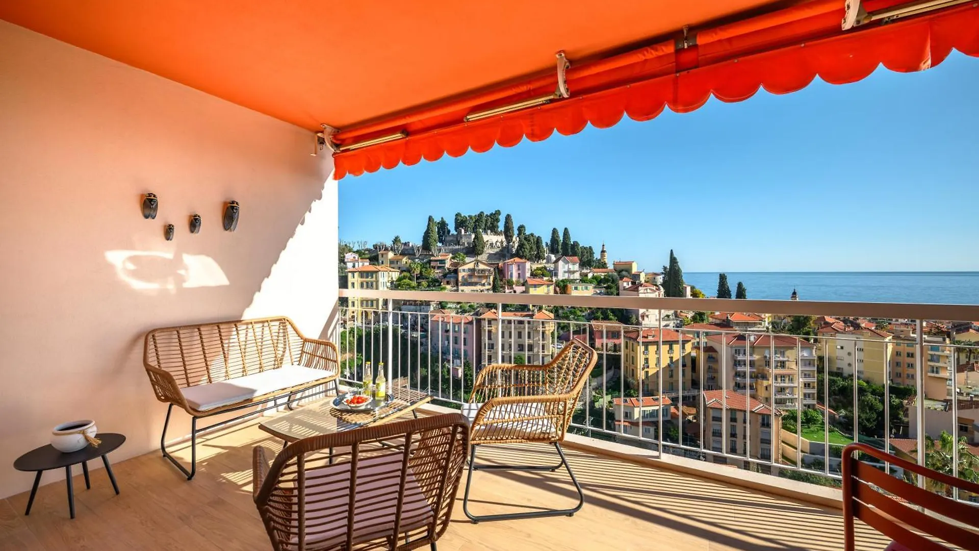Les Orangers, Charmant Studio Avec Coin Nuit, Incroyable Vue Sur La Ville Et La Mer, Parking Menton 0*,  France