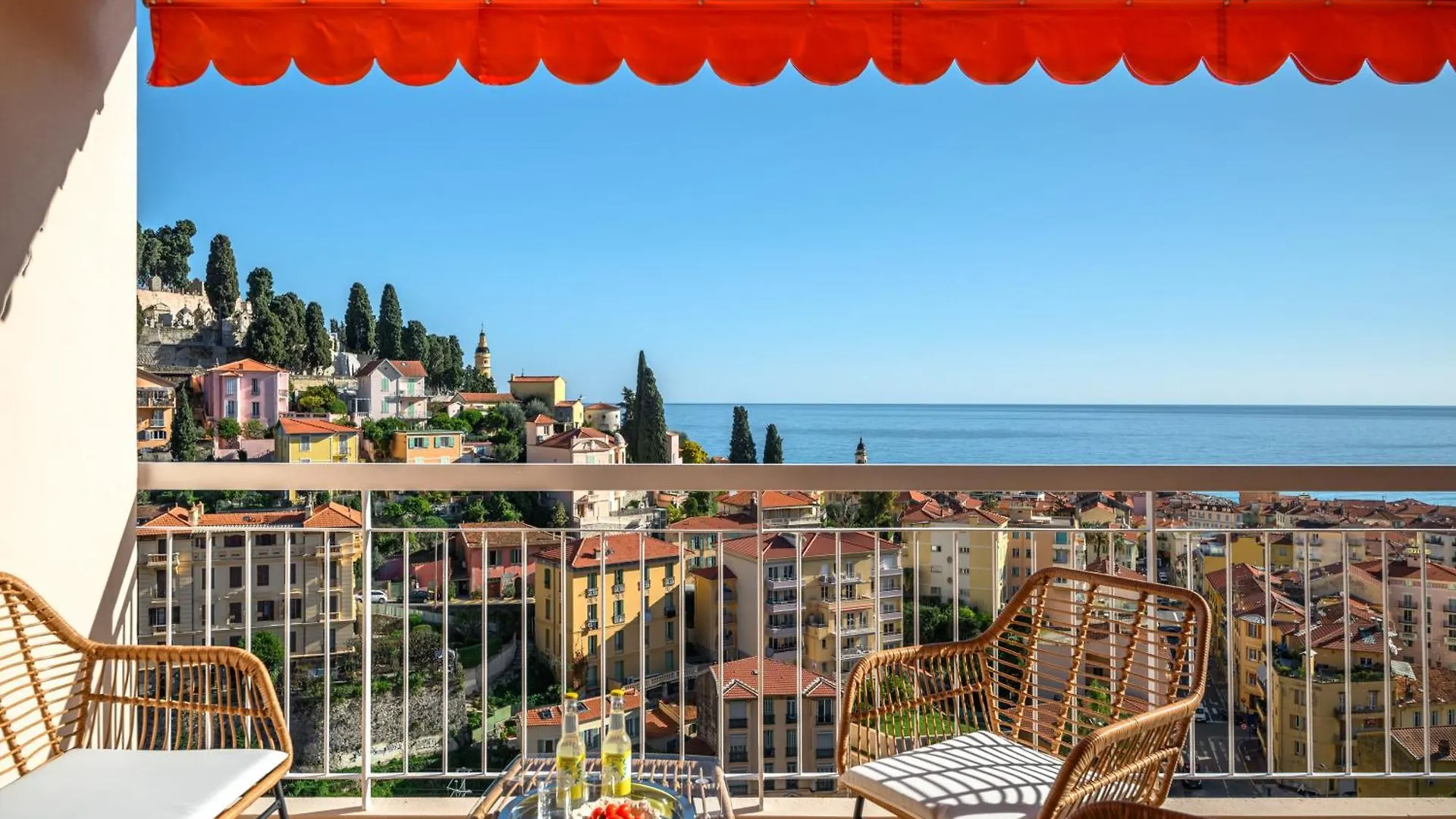 Les Orangers, Charmant Studio Avec Coin Nuit, Incroyable Vue Sur La Ville Et La Mer, Parking Menton Apartment