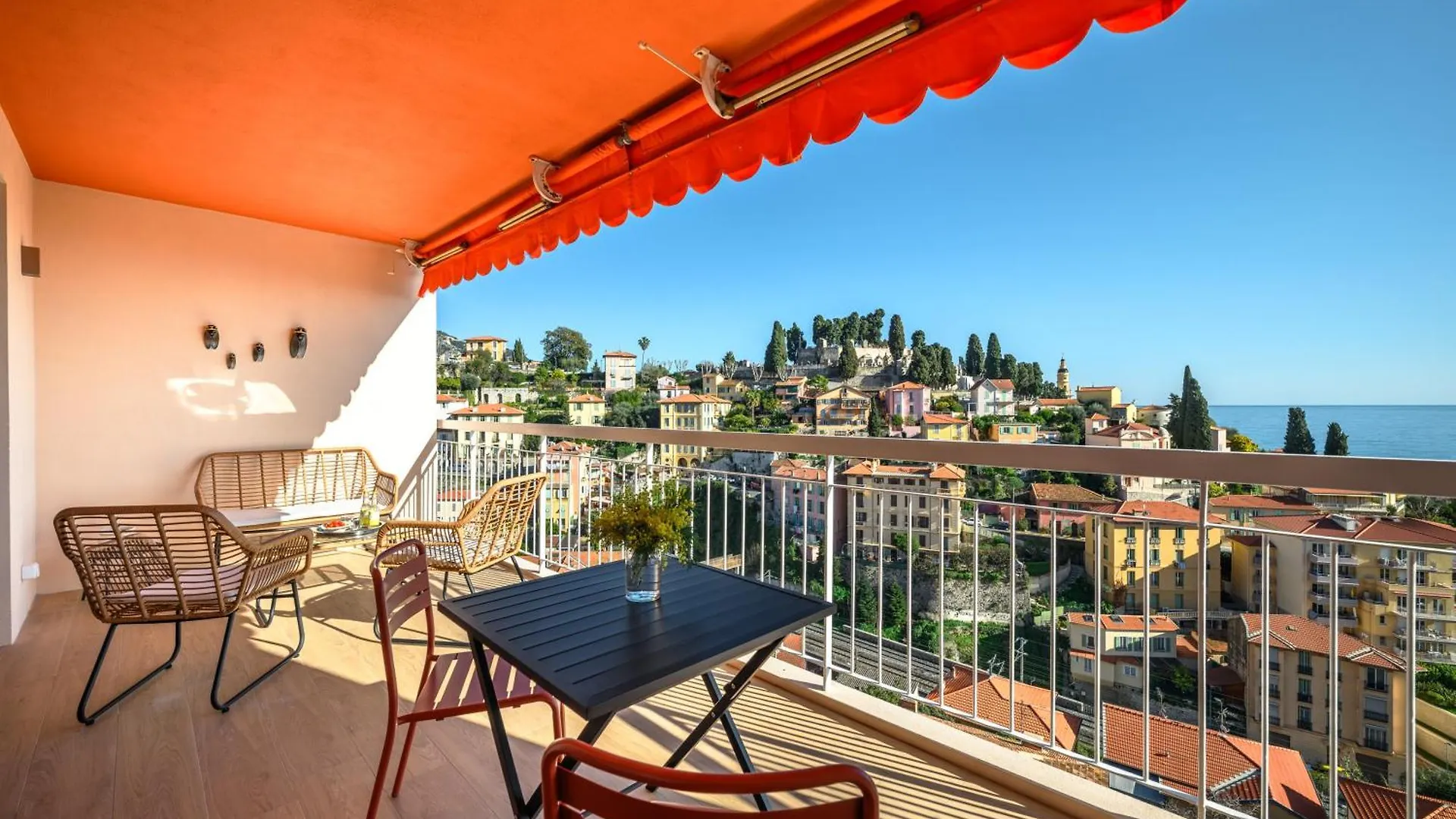 Les Orangers, Charmant Studio Avec Coin Nuit, Incroyable Vue Sur La Ville Et La Mer, Parking Menton